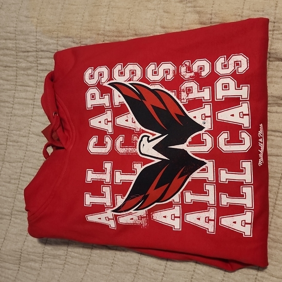 Washington Capitals Hooded Sweatshirt - Picture 2 of 3